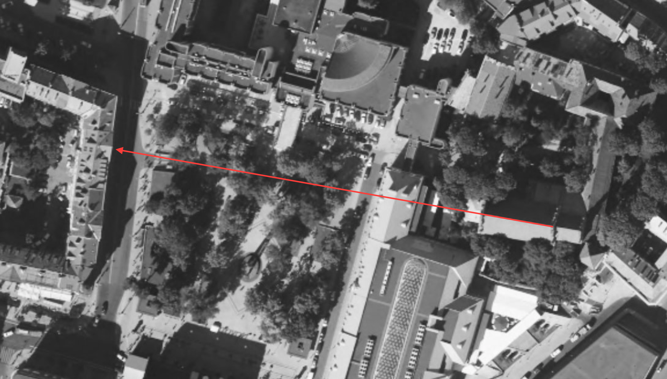 Šv. Jurgio reljefo orientacija Šv. Jurgio bažnyčios atžvilgiu