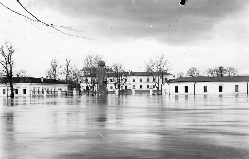 A. Mickevičiaus paminklo maketas 1931 m. potvynio metu