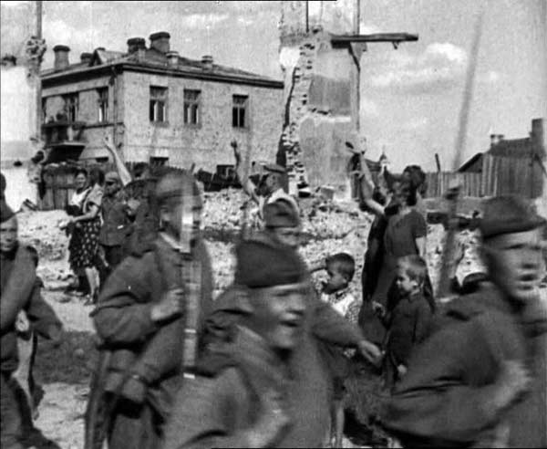 Sovietų karius pasitinka Vilniaus gyventojai