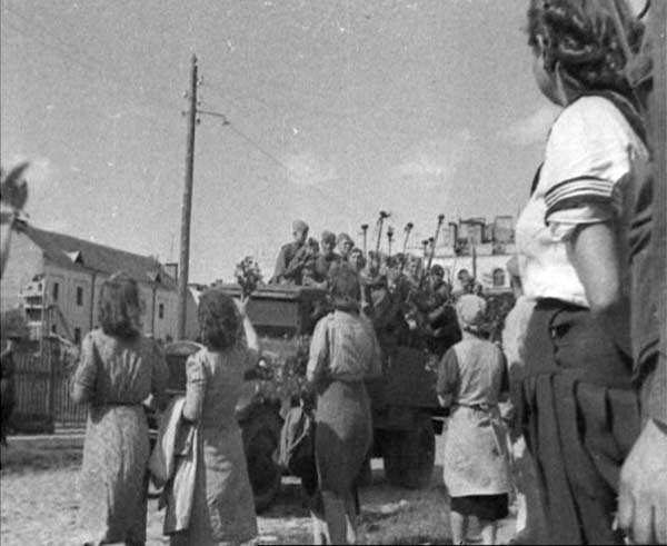 Vilniaus gyventojai pasitinka sovietų karius sunkvežimyje