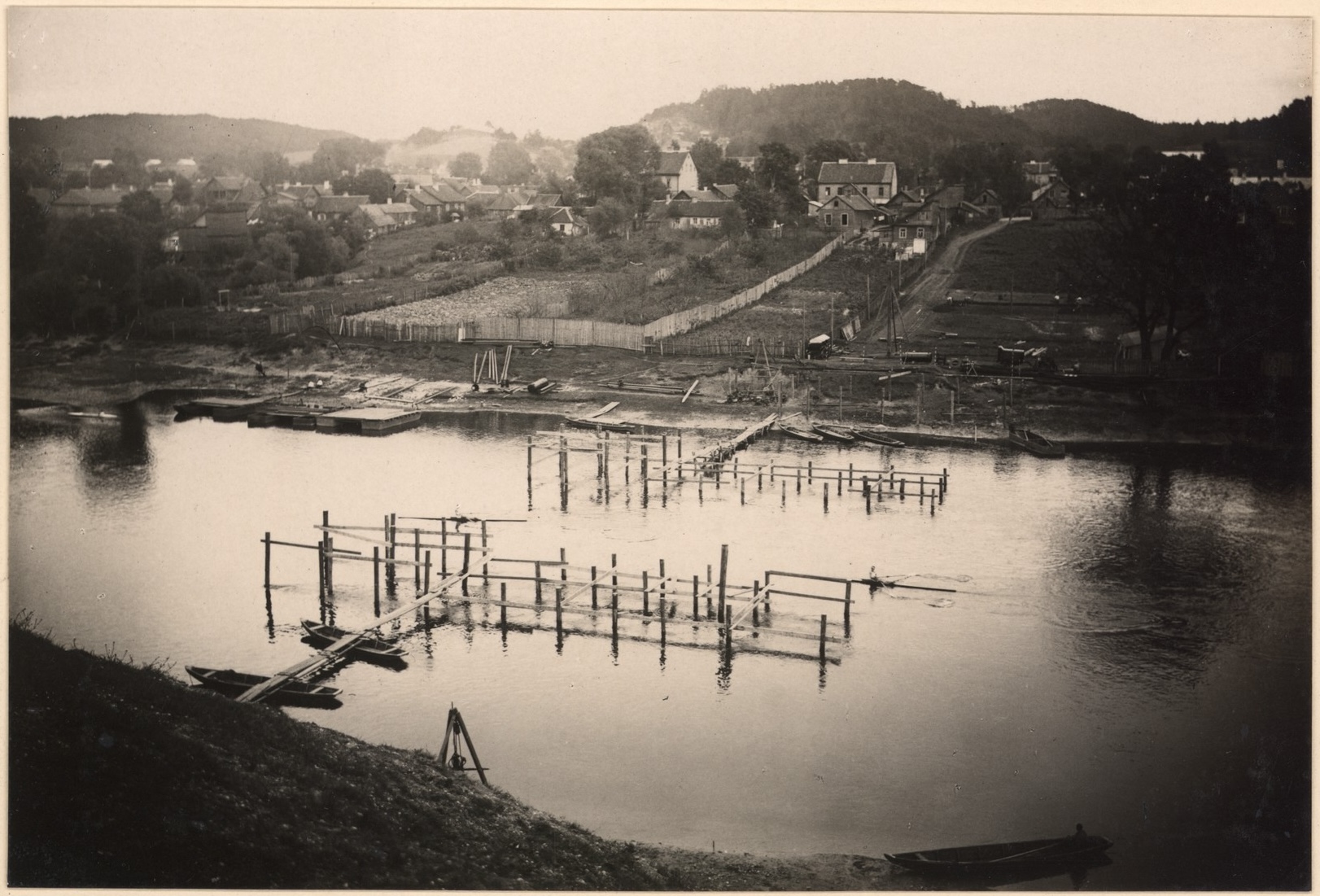 Vidurinių atramų pastolių poliai. 1929 m. rugsėjis