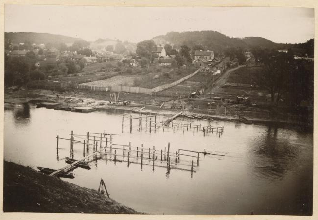 Pirmieji būsimojo Antakalnio tilto poliai