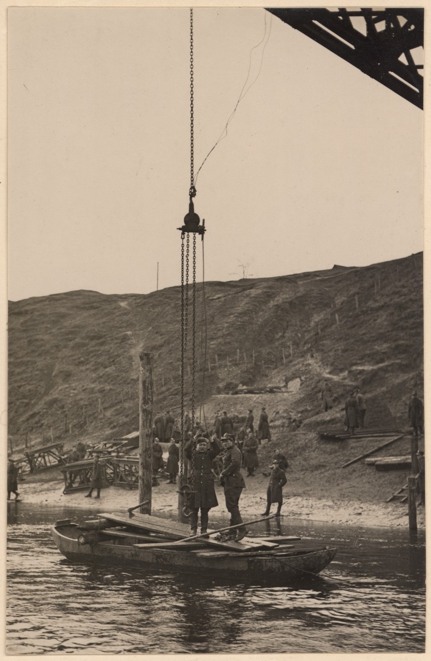 Pastolių atramų polių traukimas