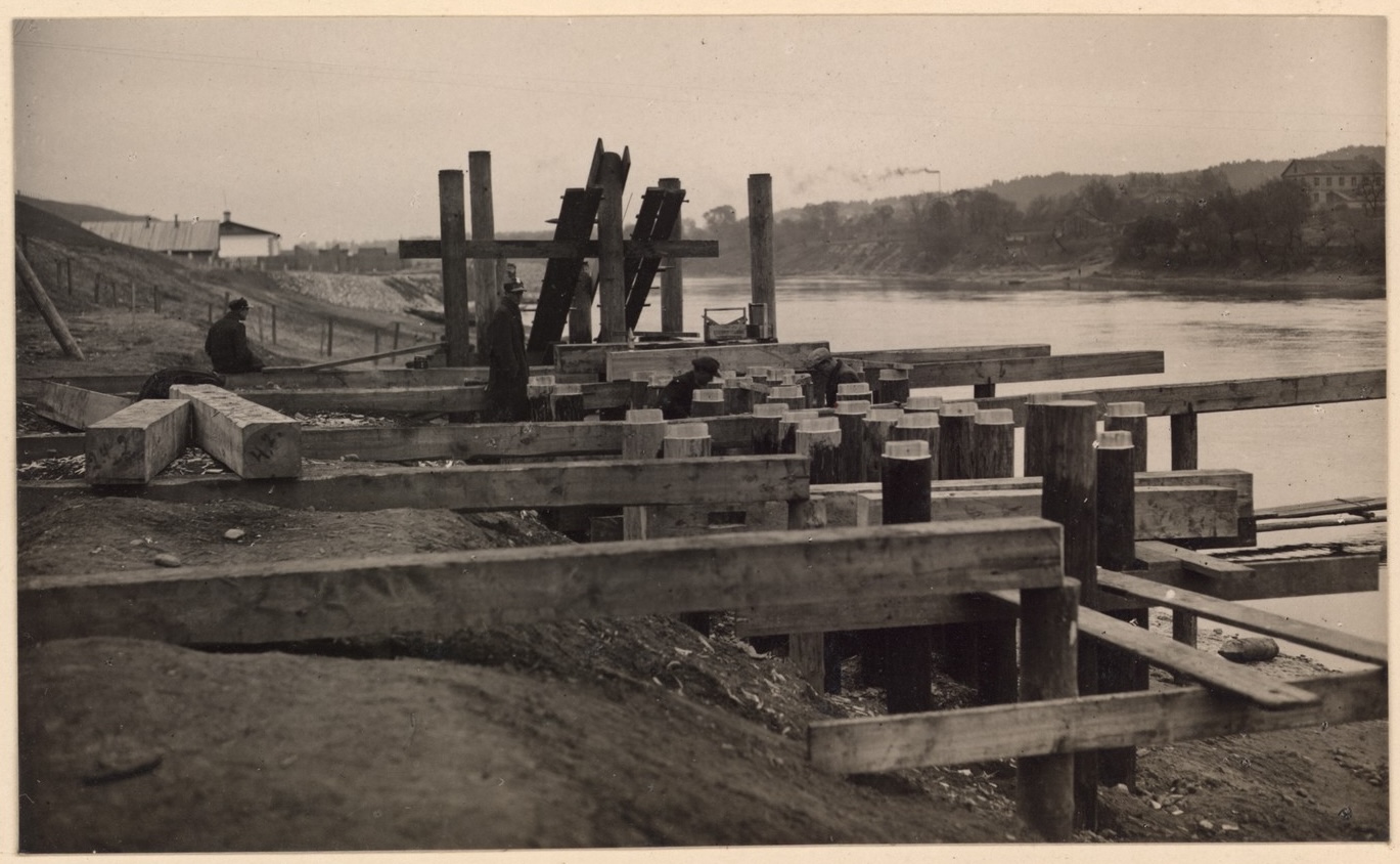 Darbai prie pakrantė tauro