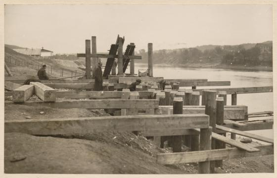 Darbai prie pakrantė tauro