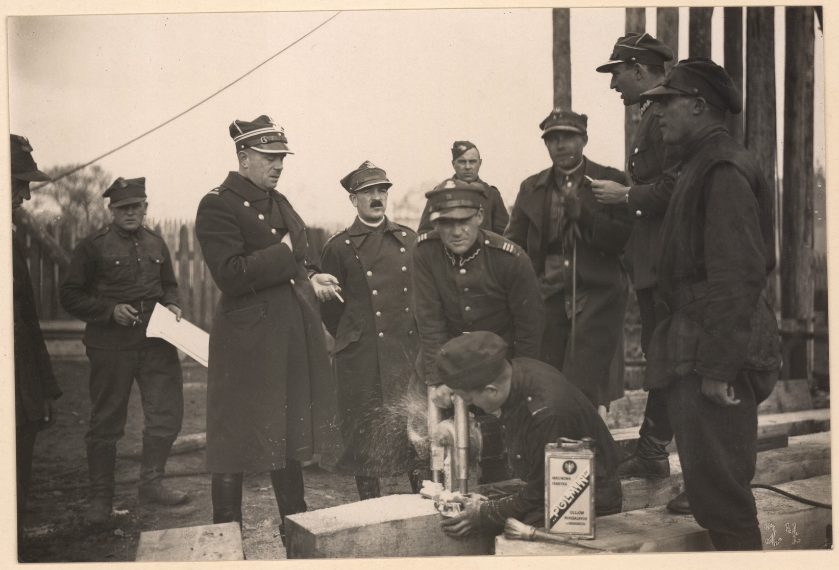 Kaiščių lizdų pjovimas elektriniu pjūklu