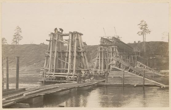 Viršutinės sekcijos montavimas „D“ atramoje