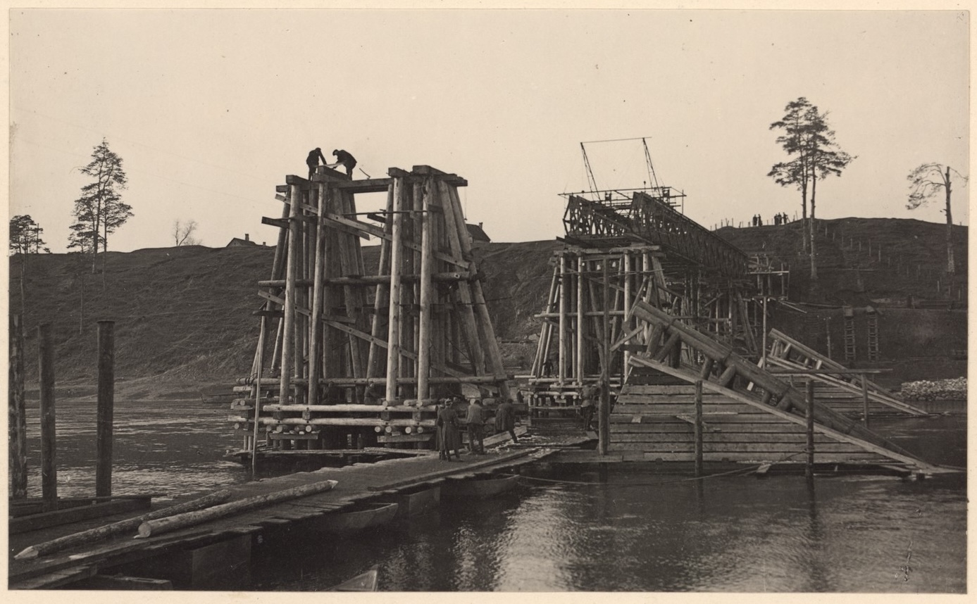 Viršutinės sekcijos montavimas „D“ atramoje