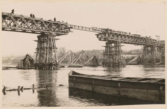 Tilto vaizdas centrinio protarpio slinkimo darbų metu