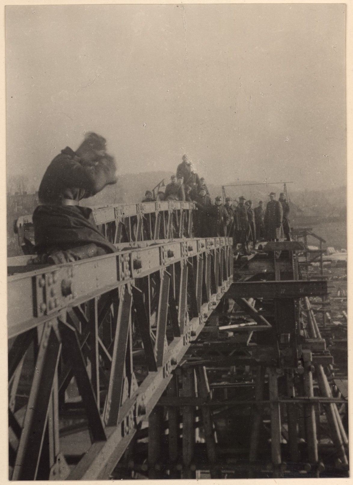 Pirmasis užslinktas protarpis tilto centre