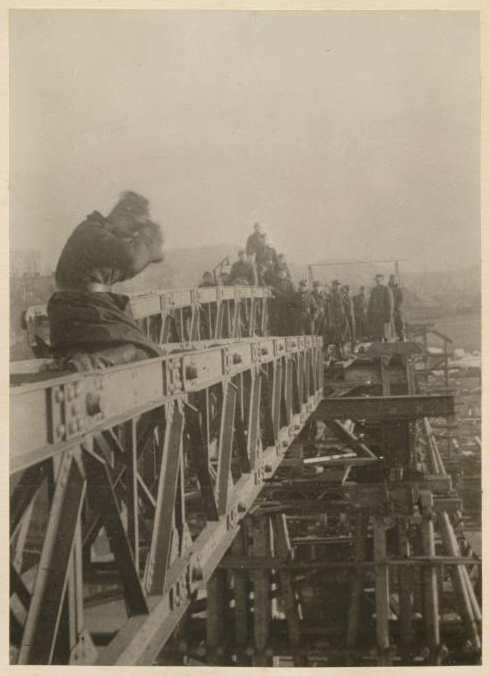 Pirmasis užslinktas protarpis tilto centre