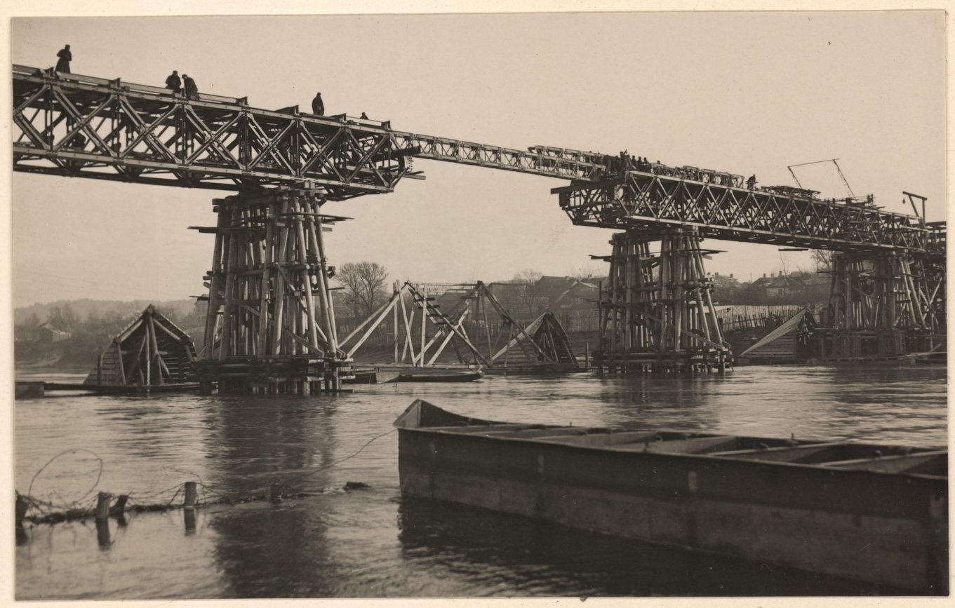 Tilto vaizdas centrinio protarpio slinkimo darbų metu