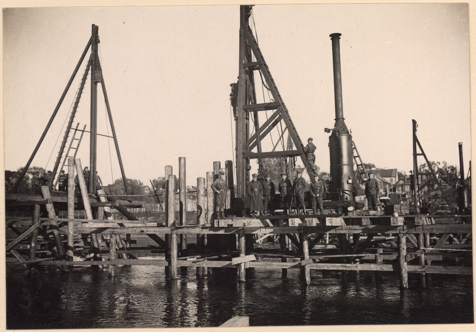 Polių kalimas elektrine ir garine poliakale