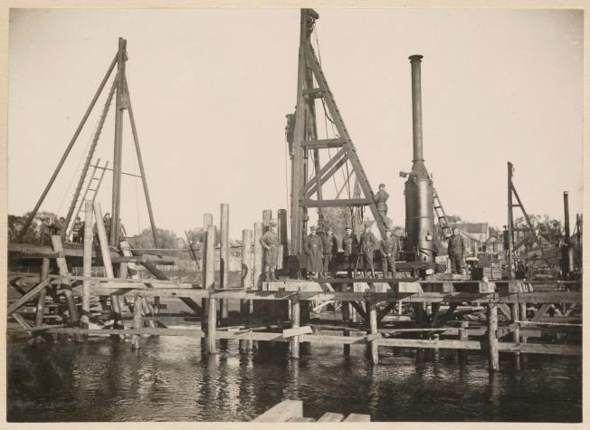 Polių kalimas elektrine ir garine poliakale