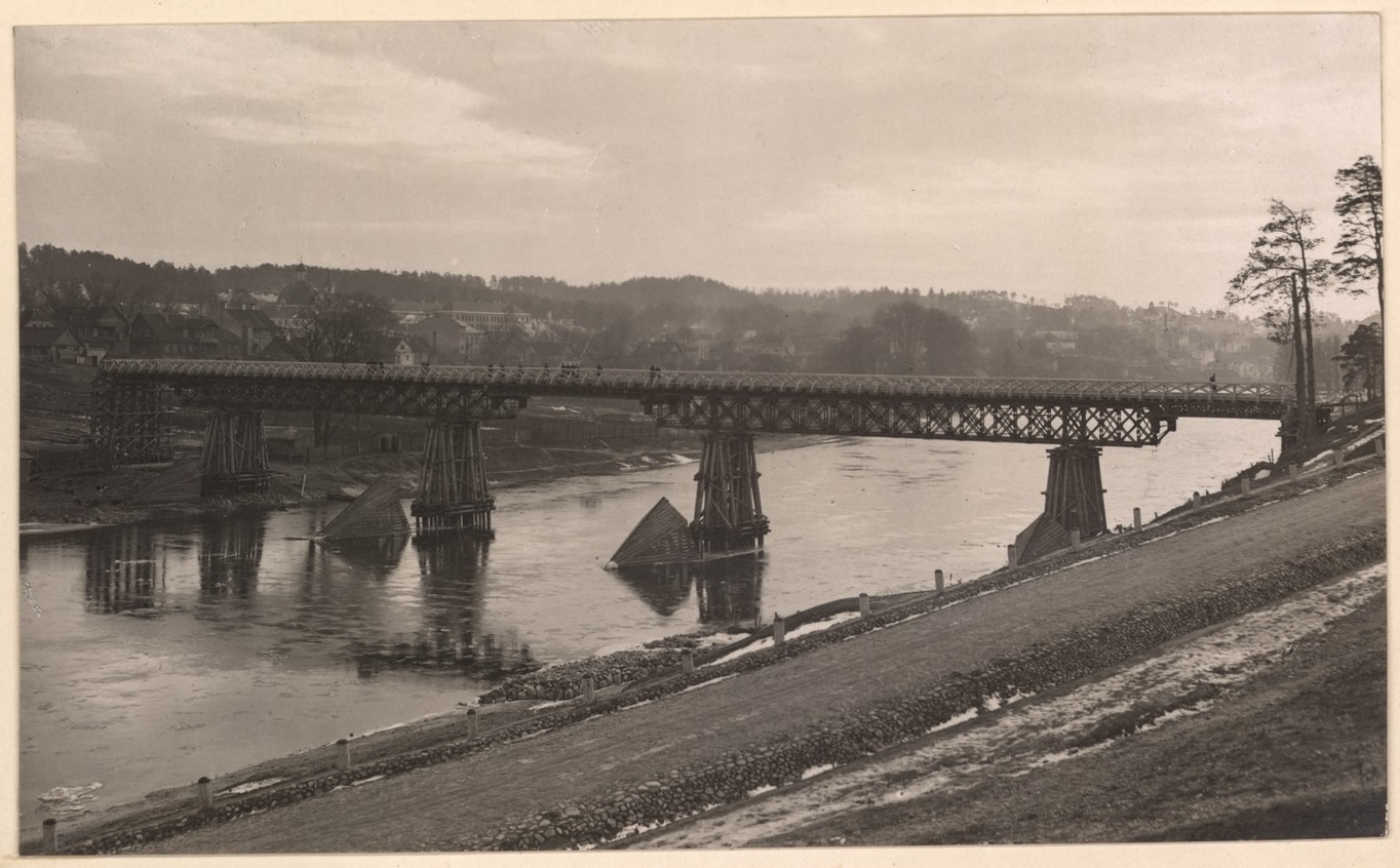 Užbaigtas Antakalnio tiltas. Vaizdas nuo dešiniojo kranto