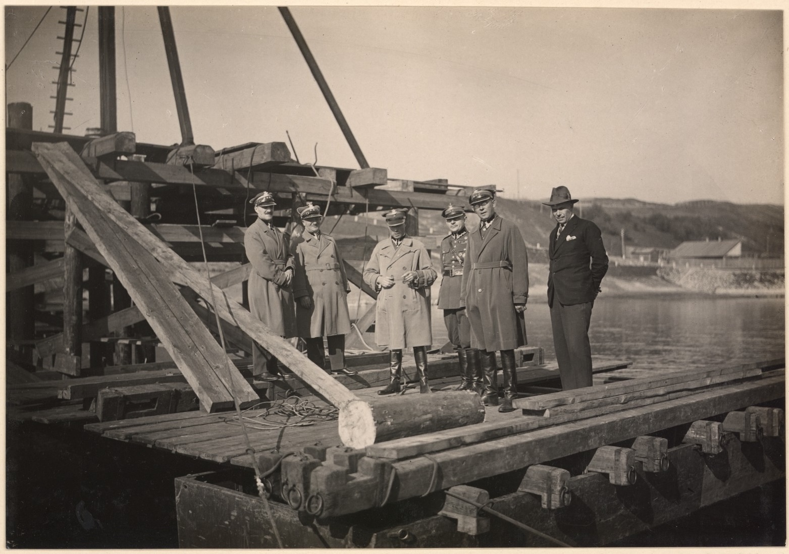 Kariuomenės reikalų ministerijos Inžinerinio aprūpinimo departamento šefas pulkininkas T. Kossakowskis lanko statybas