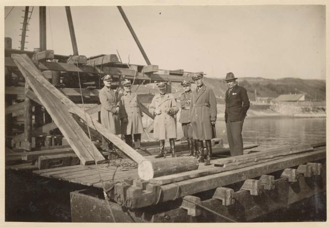 Kariuomenės reikalų ministerijos Inžinerinio aprūpinimo departamento šefas pulkininkas T. Kossakowskis lanko statybas