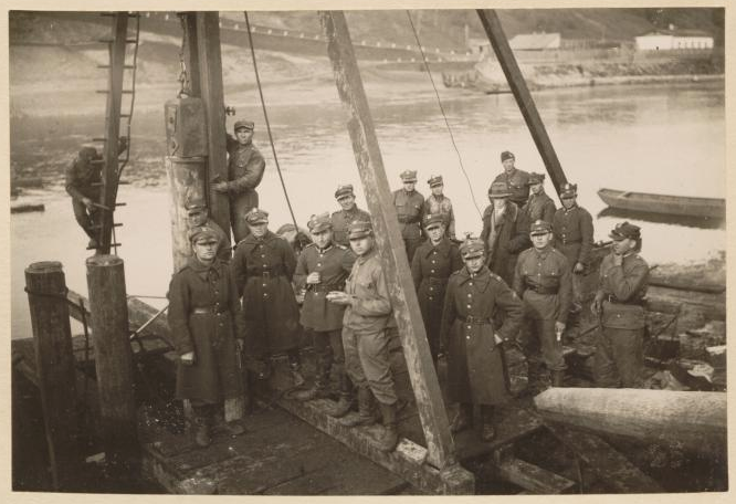 Polių kalimas pakrantės tauro pastoliams