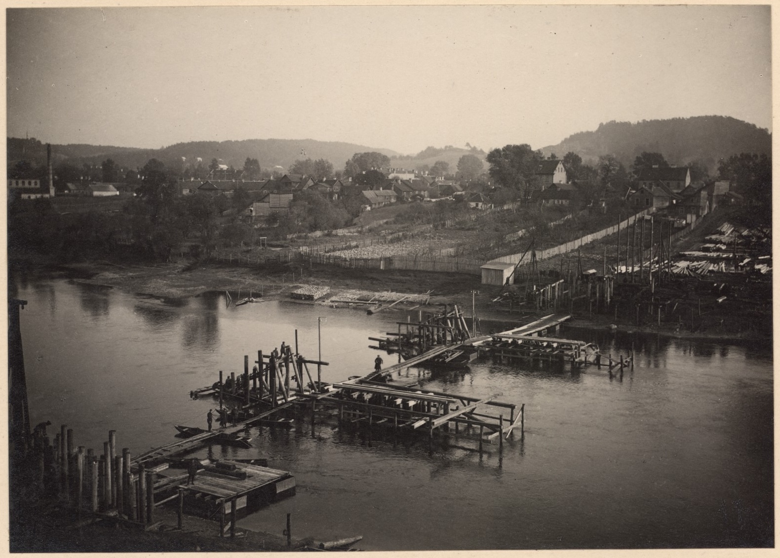 Apatinės vidurinių atramų sekcijos. Pastolių polių pjovimas