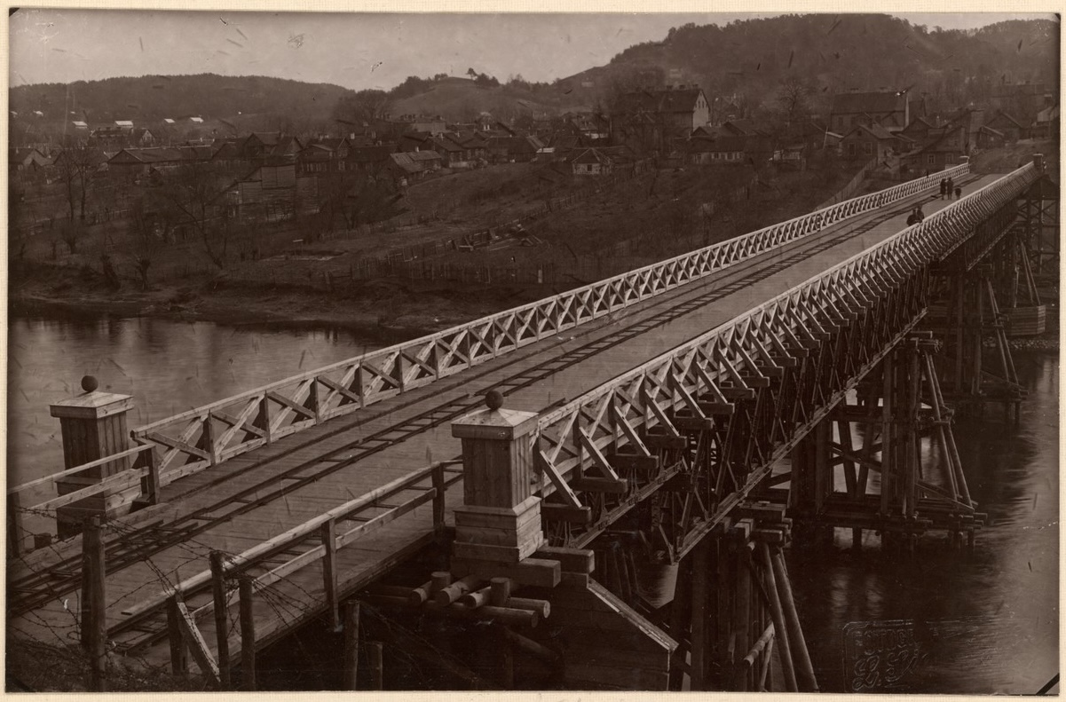 Naujasis Antakalnio tiltas per Nerį, 1930 m. Tilto viduryje – siaurojo geležinkelio bėgiai