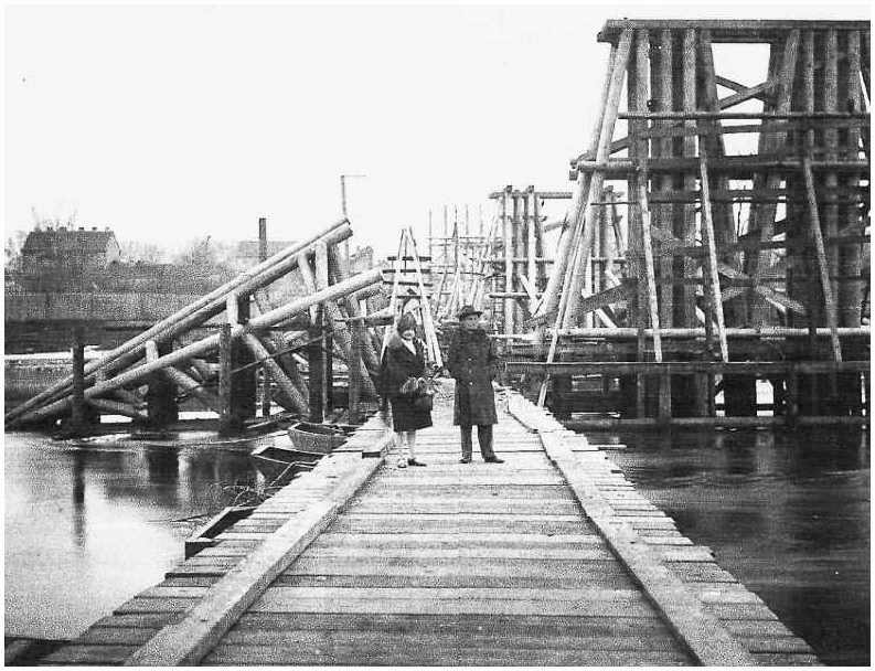 Inž. Gustawas Downorowiczius su žmona tilto statybų metu