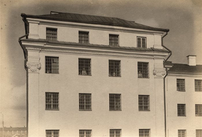 J. Bułhakas. Vakarinė Sluškų rūmų dalis ir sandėliai kitapus upės. 1915