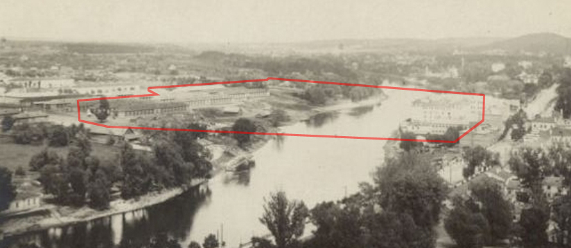 Sluškų rūmai ir sandėliai kitapus upės.