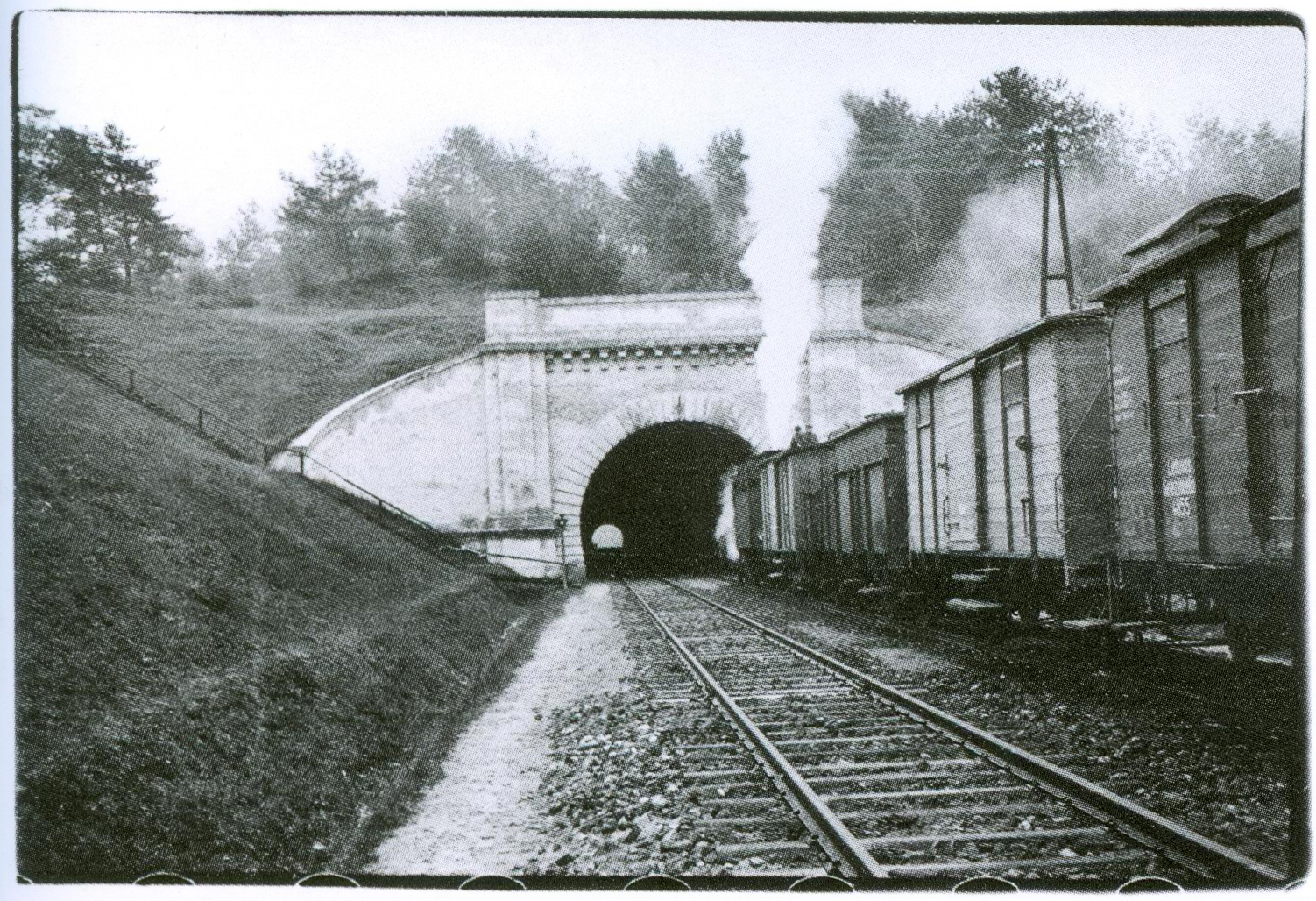 S. Kolupaila. Prie Panerių tunelio. Pirmasis traukinys iš Kauno laukia leidimo įvažiuoti į Vilniaus geležinkelio stotį. 1939 10 28