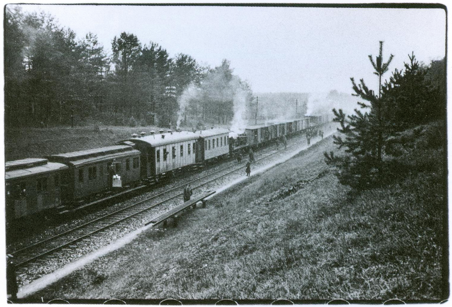 S. Kolupaila. Prie Panerių tunelio. Pirmasis traukinys iš Kauno laukia leidimo įvažiuoti į Vilniaus geležinkelio stotį. 1939 10 28