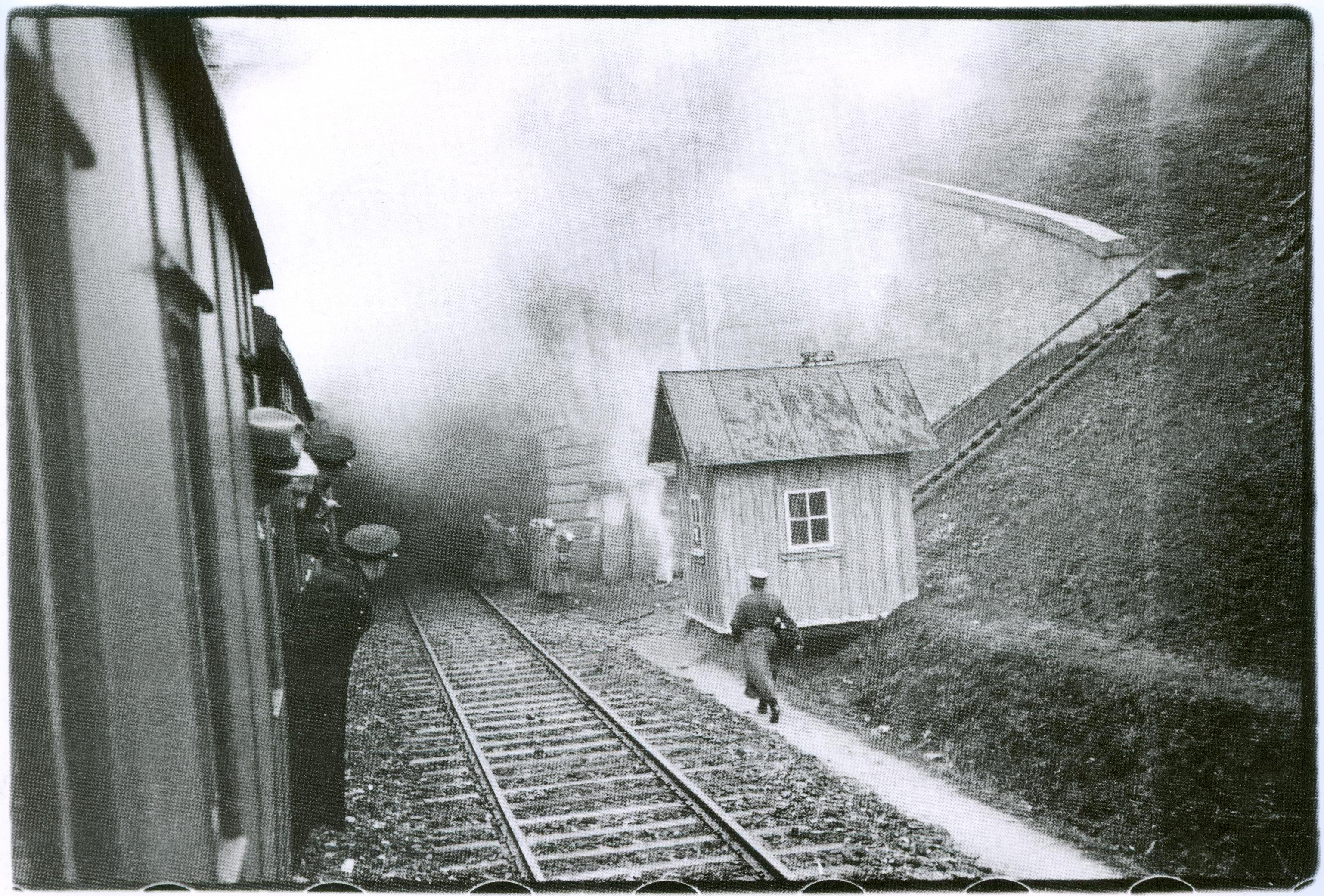 S. Kolupaila. Į Vilnių! Traukinys įvažiuoja į Panerių tunelį. 1939 10 28