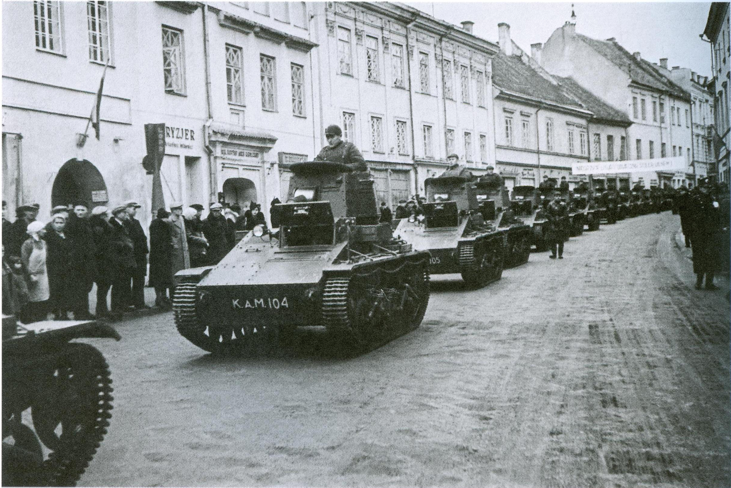M. Brazaitis. Lietuvos kariuomenės lengvieji tankai „Vickers Carden Loyd“ Vilniaus senamiestyje. 1939 10 29