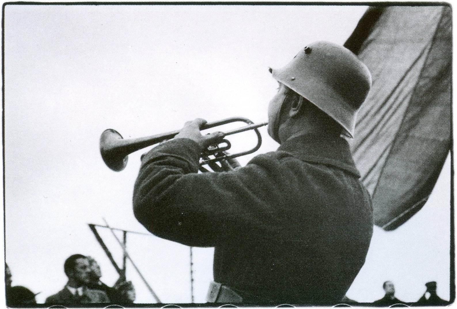 S. Kolupaila. Trimitininkas skelbia Lietuvos vėliavos pakėlimo iškilmių pradžią. 1939 10 29