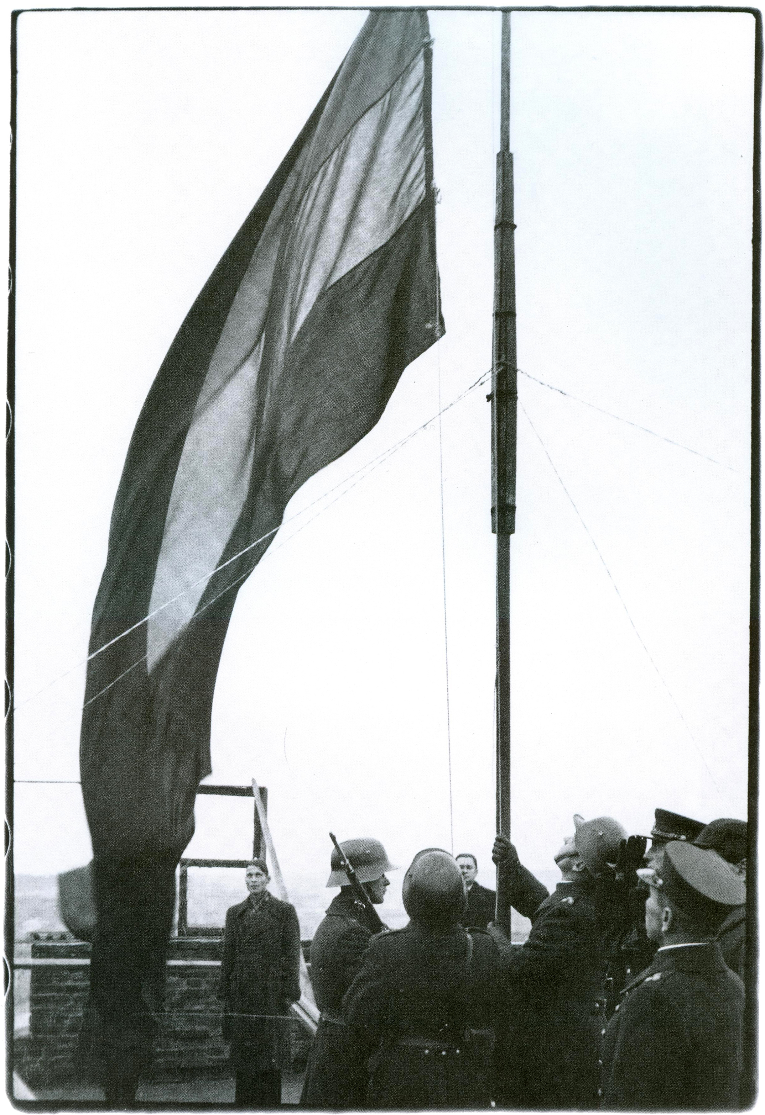 S. Kolupaila. Gedimino kalno bokšte keliama Lietuvos vėliava. 1939 10 29