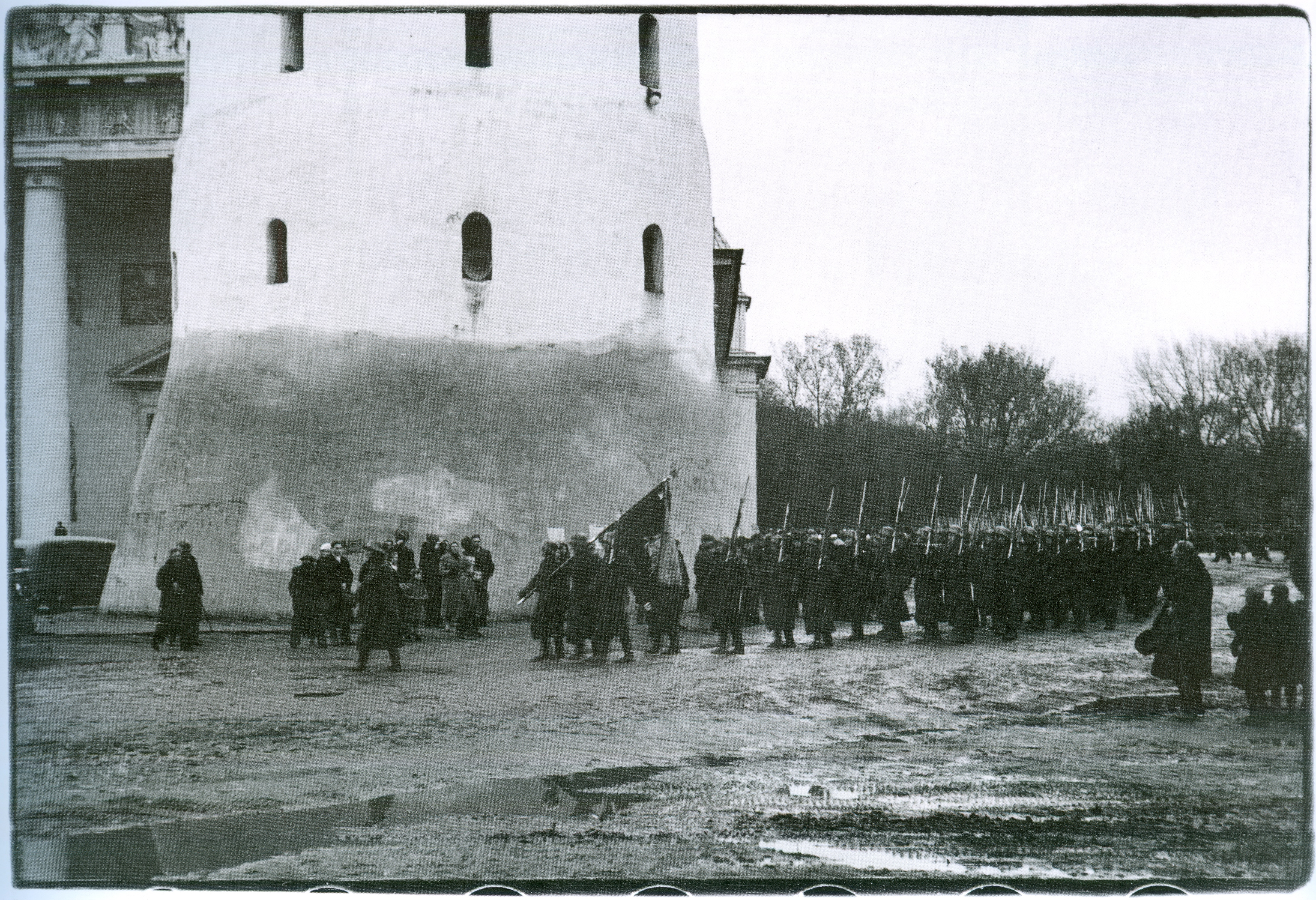 S. Kolupaila. Pakėlus vėliavą kariai žygiuoja pro Katedros varpinę į A. Mickevičiaus gatvę. 1939 10 29