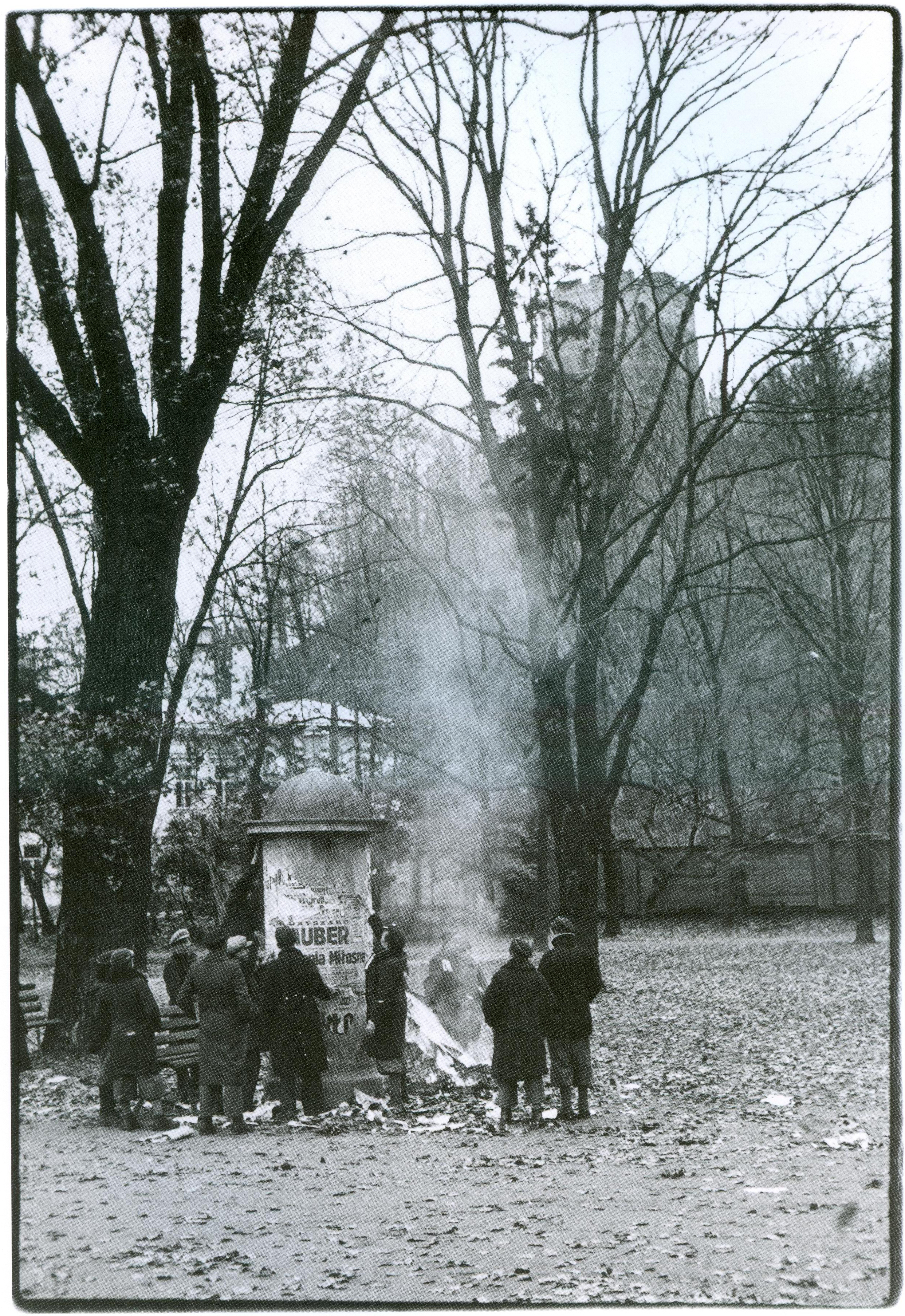 S. Kolupaila. Gedimino kalno papėdėje. Netrukus pilies bokšte pakils Lietuvos vėliava. 1939 10 29