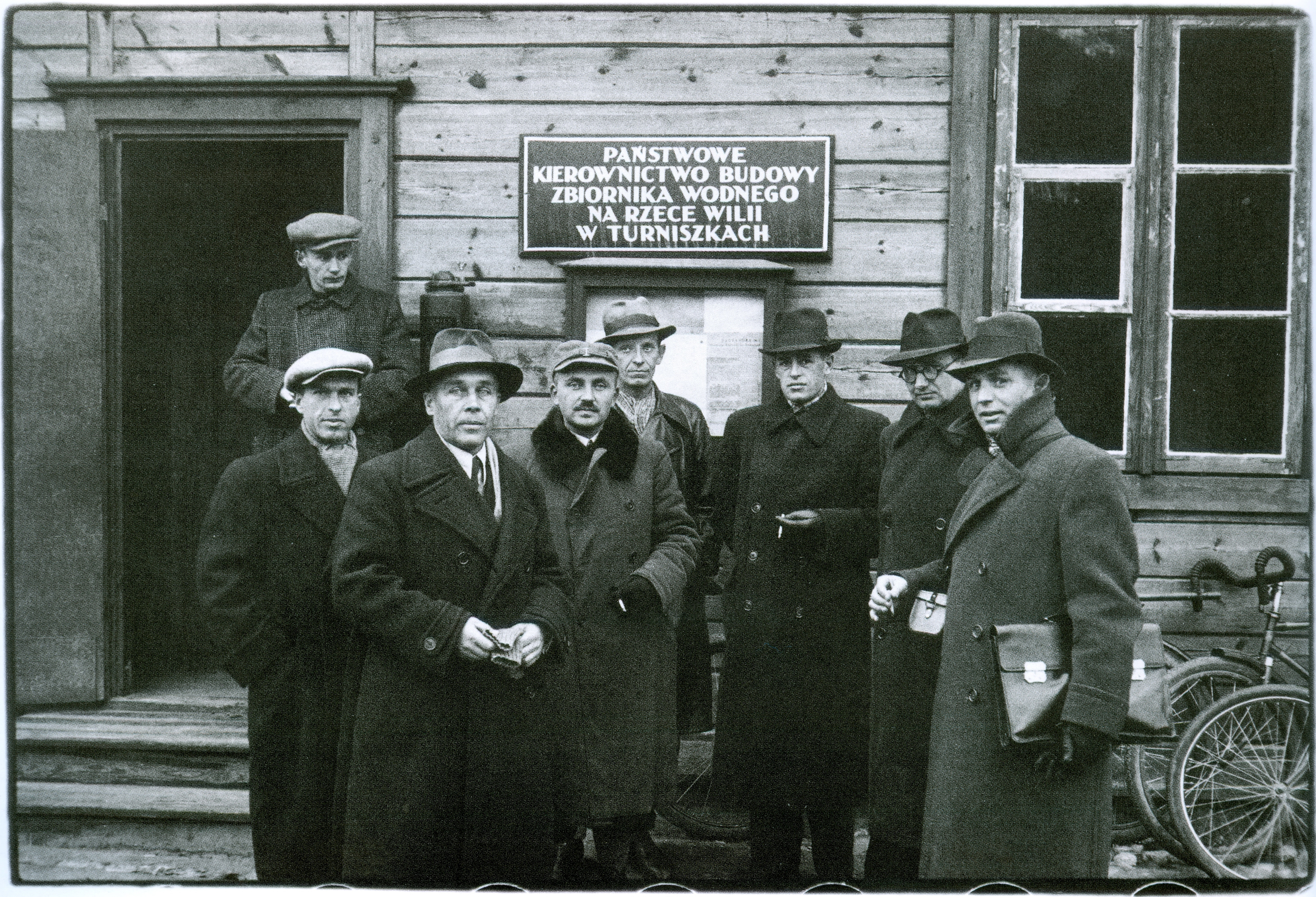 S. Kolupailos. Statomos Turniškių hidroelektrinės administracija su atvykusiais perimti statybos Lietuvos atstovais. 1939 10 28