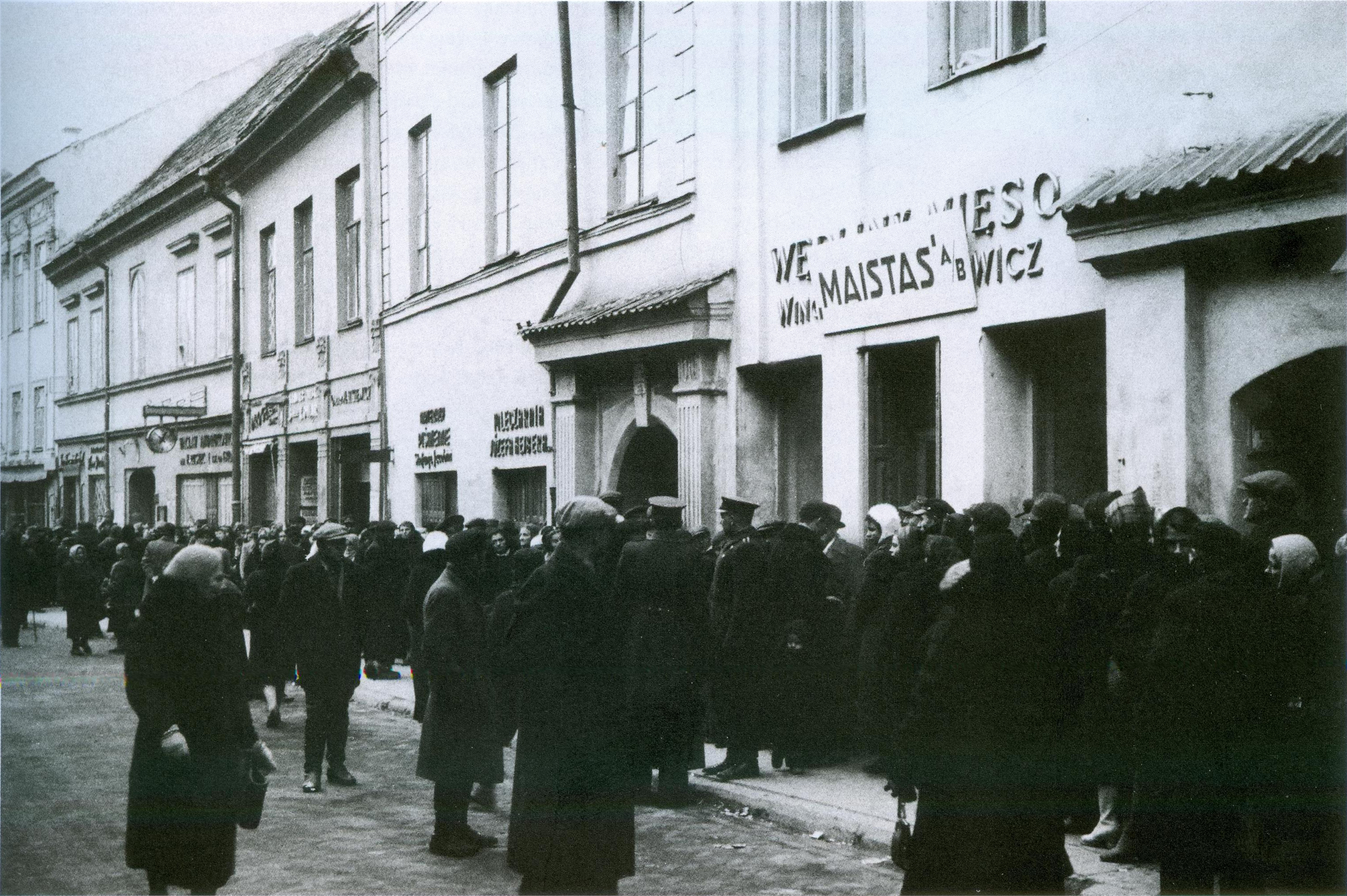 S. Kolupaila. Miestiečiai buriuojasi prie ką tik atidarytos akcinės bendrovės „Maistas“ parduotuvės. 1939 m. lapkritis