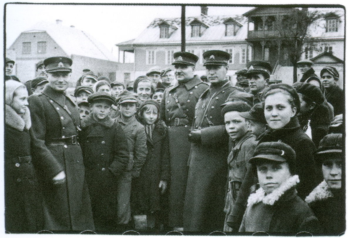 S. Kolupaila. Lietuvos karininkai su Lentvario vaikais. 1939 10 28