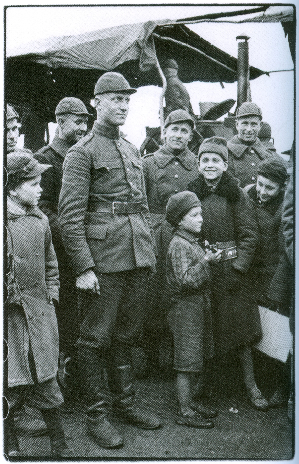 S. Kolupaila. Kariai vaišina Lentvario vaikus prie lauko virtuvės. 1939 10 28