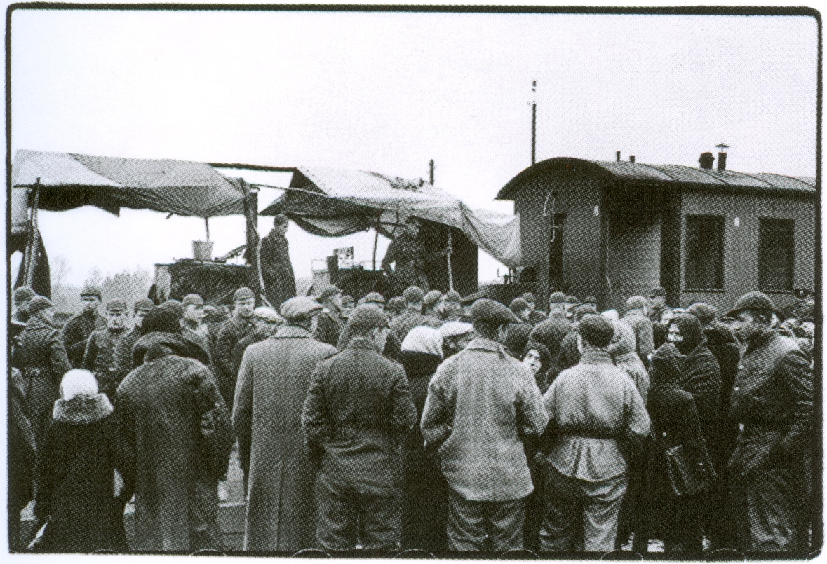 S. Kolupaila. Lentvario gyventojai prie pirmo traukinio iš Lietuvos. 1939 10 28